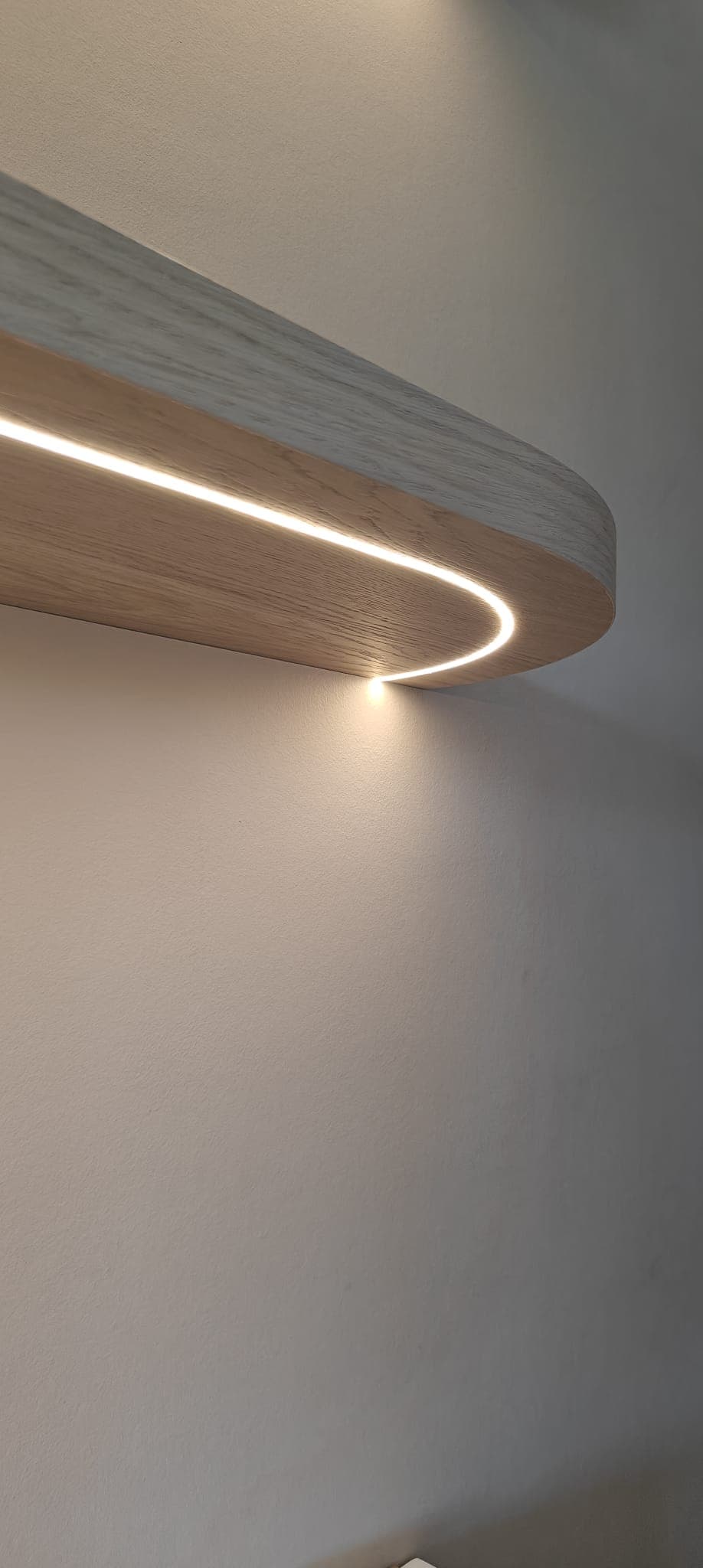 Detail van een zwevende houten plank met ledverlichting